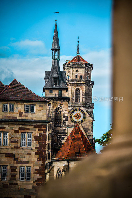 德国斯图加特的Stiftskirche和Altes Schloss塔楼的壮丽景色